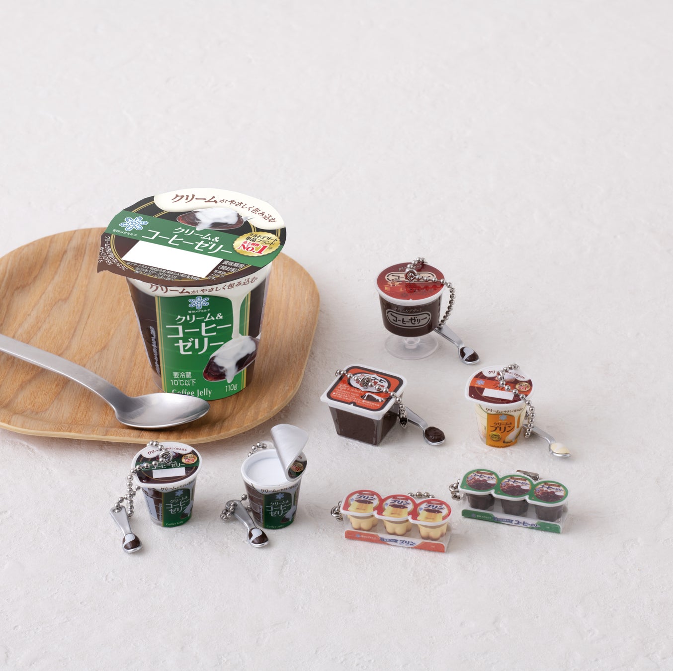 食品パッケージとミニチュアチャームの大きさを並べた発表写真