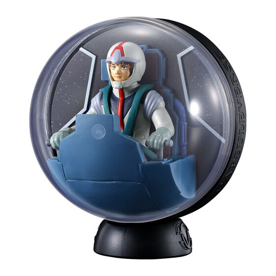アムロ・レイ：白いヘルメットとスーツ、赤い前面。青系のコックピットと背面のパネルを確認できます。
