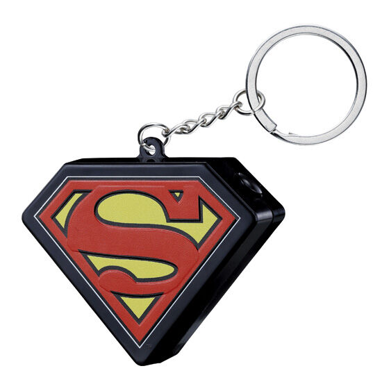 Superman。赤と黄色のSマークを配した本体とリング付き金具の写真