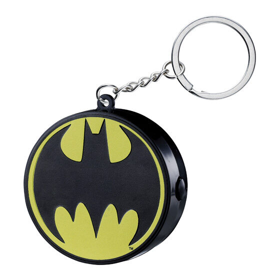 Batman。黄色い楕円と黒いコウモリのマークを配した丸い本体