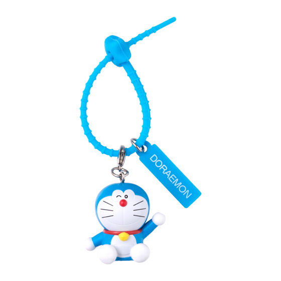 ドラえもん：青いバンドとDORAEMONのタグ。片手を上げた座り姿です。