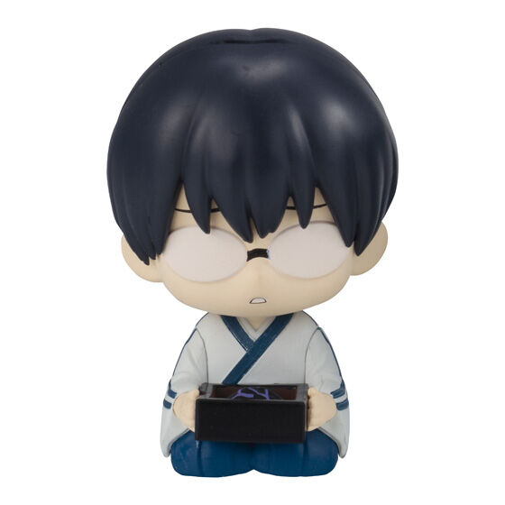 志村新八：黒い髪と眼鏡、白と青の服。両手で黒い四角い器を持った姿です。