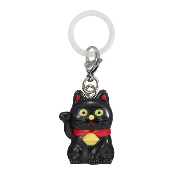 まねきねこ黒。黒い体に黄色い目と赤い首輪を合わせた姿