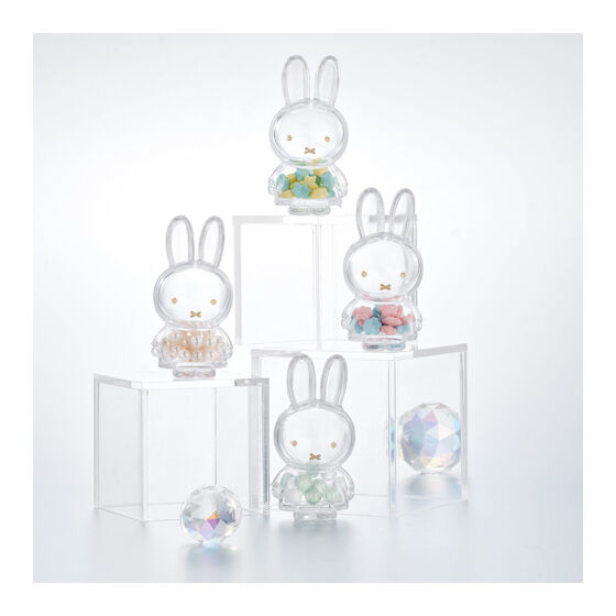 4種を透明な台に並べた公式イメージカット。背景の球体は商品に付属しません