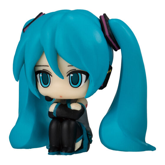 初音ミク。青緑の長いツインテールを左右へ広げた座り姿