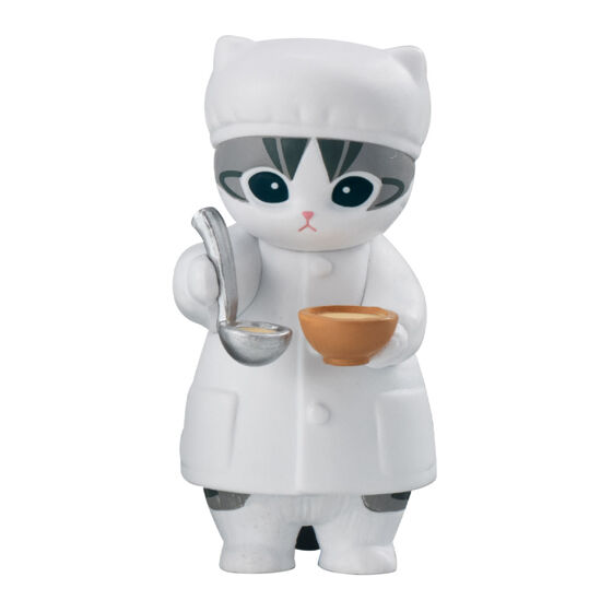 おたま。灰色系の猫が、銀色のおたまと茶色い器を持つ姿