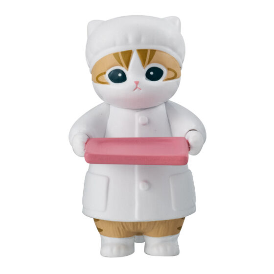 おぼん。ピンクのおぼんを前に差し出す、茶系の猫
