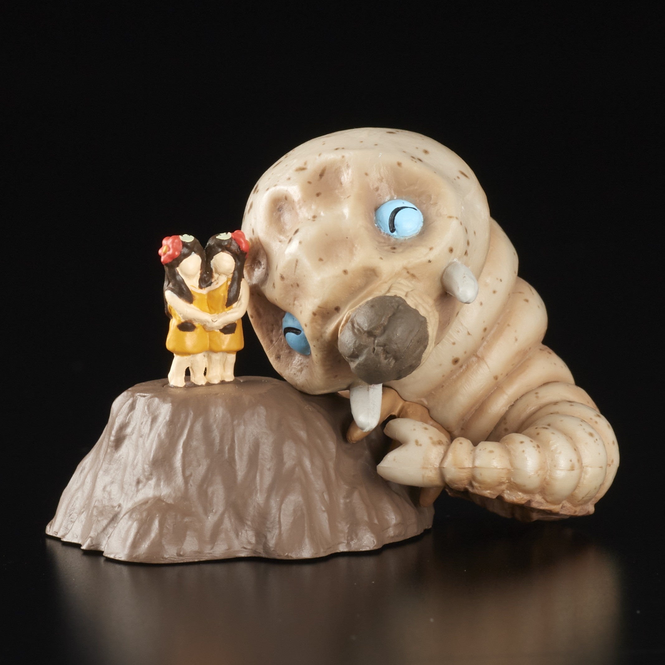 むぎゅっと！ゴジラ モスラ幼虫(1961)の前側。抱くモチーフまで確認できる正式商品イメージ