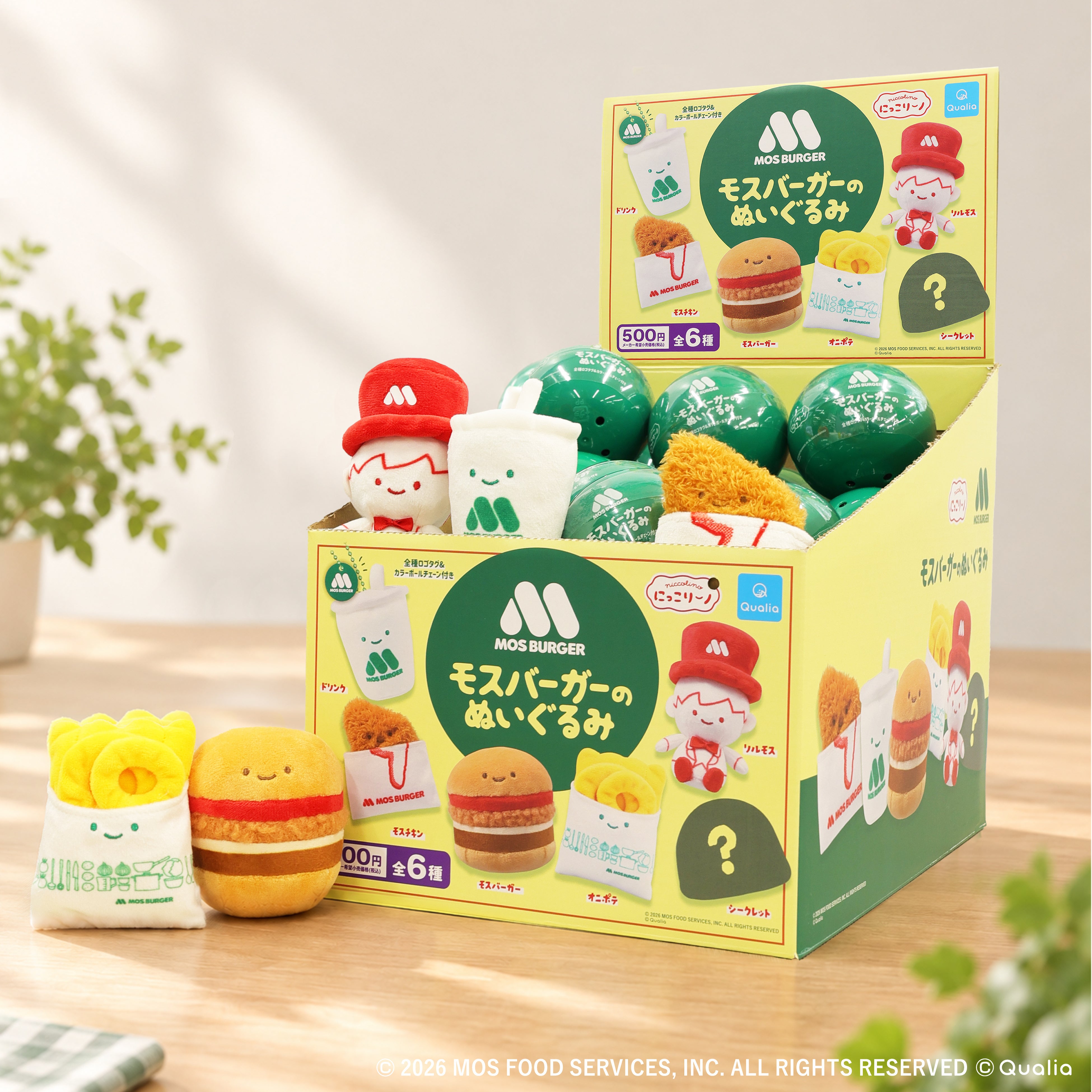 店舗販売BOXの公式写真。商品を見せる陳列用BOXと、緑のカプセルが写っています。この箱全体を500円で買える案内ではありません。